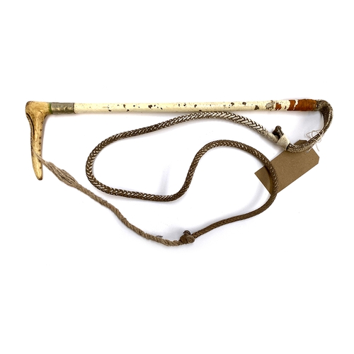 2 - A white hunt servant's whip by Swaine, with white leather thong, 59cmL