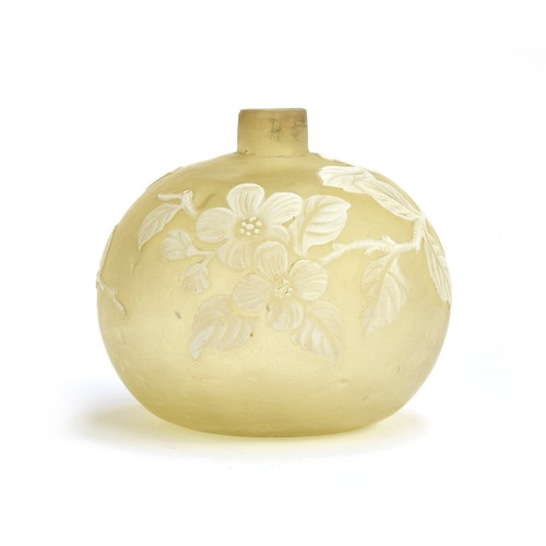 198 - A late 19th century Thomas Webb & Sons style Stourbridge cameo glass vase, yellow glass overlaid in ... 