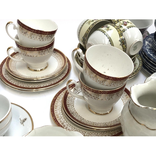 327 - A mixed lot of ceramics to include Royal Grafton 'Majestic' teacups, saucers and milk jug, Kokura Ja... 