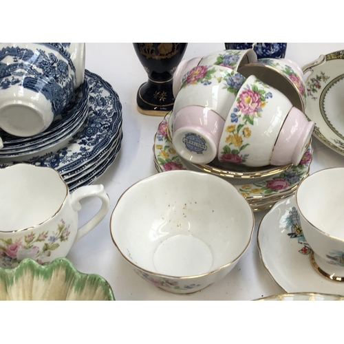 327 - A mixed lot of ceramics to include Royal Grafton 'Majestic' teacups, saucers and milk jug, Kokura Ja... 