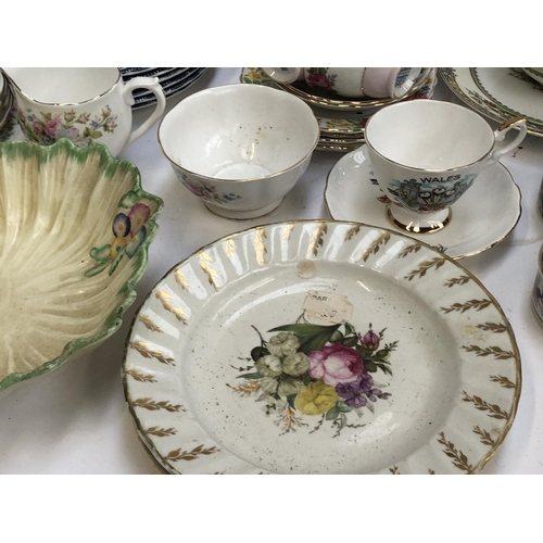 327 - A mixed lot of ceramics to include Royal Grafton 'Majestic' teacups, saucers and milk jug, Kokura Ja... 