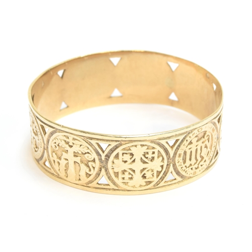 35 - A heavy 9ct gold bespoke bangle with having nine engraved depicting traditional Basque Country Hilar... 