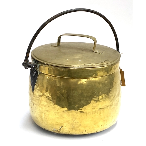 400 - A large brass lidded pot with wrought iron loop handle, 40cmW