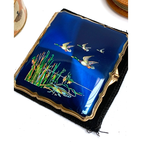 493 - A quantity of vintage compacts, purses, Stratton cigarette case with blue duck decoration etc