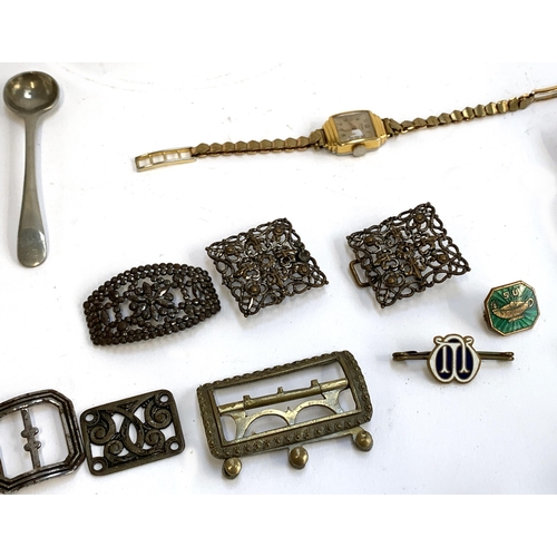 413 - A mixed lot to include silver plated belt; a collection of metal and ceramic thimbles to include Dor... 