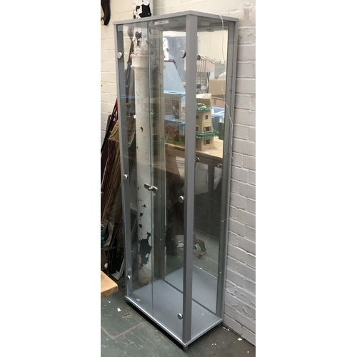 1253 - A modern glazed display cabinet with mirrored back, with key, 58x32x172cmH