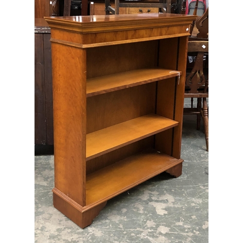 1246 - A modern bookcase with two adjustable shelves, 86x28x106cmH