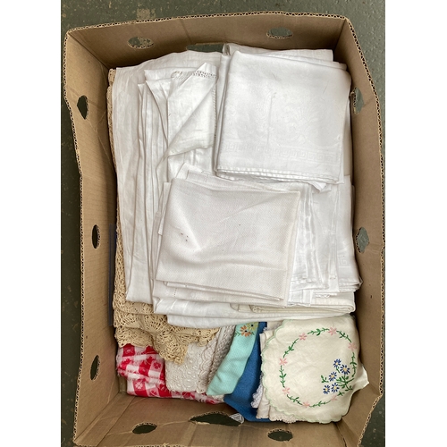 556 - A box of mixed linen to include damask, and embroidery