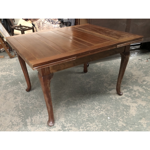 1217 - A 20th century drawer leaf extending table, on cabriole legs, 122x100x76cmH