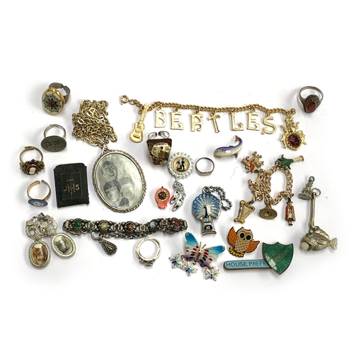 108 - A small lot of costume jewellery to include vintage holographic The Beatles pendant; 925 silver marc... 