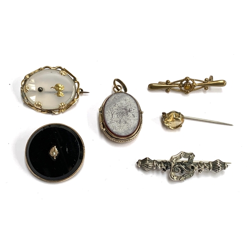 46 - A small quantity of Victorian jewellery to include gilt metal mounted agate glass locket; gilt metal... 