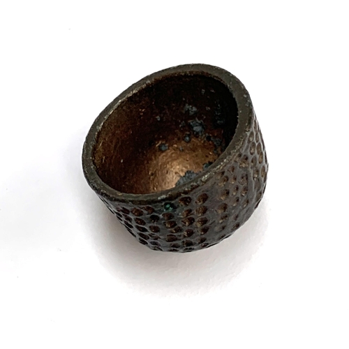 540 - An early antique bronze beehive thimble, 1.5cmH