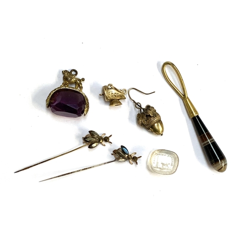 8 - A collection of antique jewellery to include single Victorian 15ct gold hollow acorn earring (af), 0... 