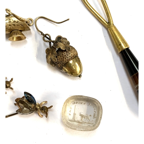 8 - A collection of antique jewellery to include single Victorian 15ct gold hollow acorn earring (af), 0... 