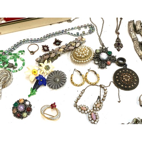 32 - A quantity of costume jewellery to include Jacobite Scottish style pendant; silver plated chains; HA... 