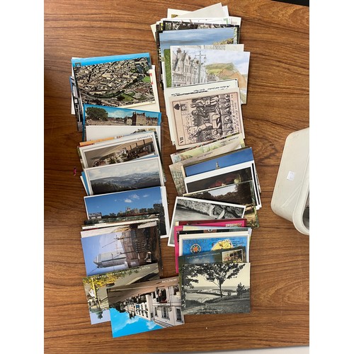 542 - POSTCARDS. Mostly modern in four  albums with a few loose items. Very well preserved. West Country, ... 