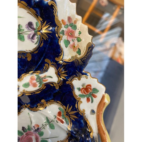 195 - A quantity of late 18th and early 19th century porcelain, to include Worcester basket with pierced e... 