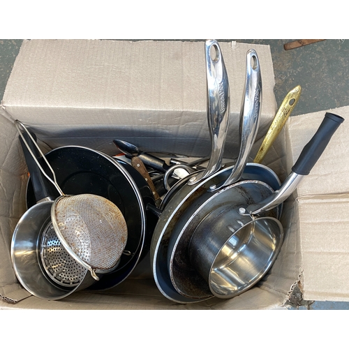 368 - A mixed lot of kitchenalia to include various utensils, 'Green' pans, stainless steel pans etc