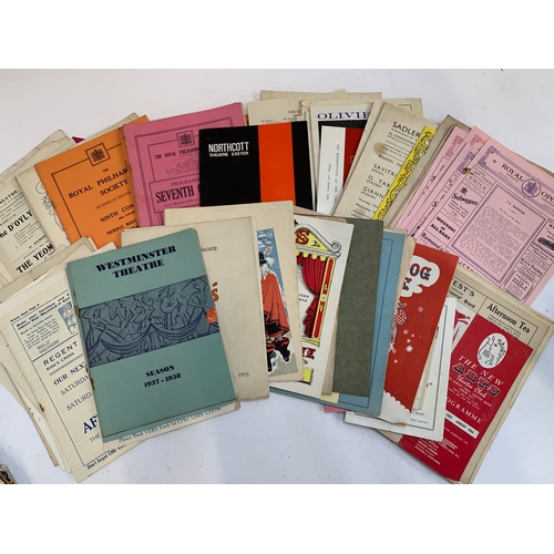 554 - VINTAGE THEATRE PROGRAMMES, BALLET, OPERA, THEATRE. A good and extensive group of vintage programmes... 