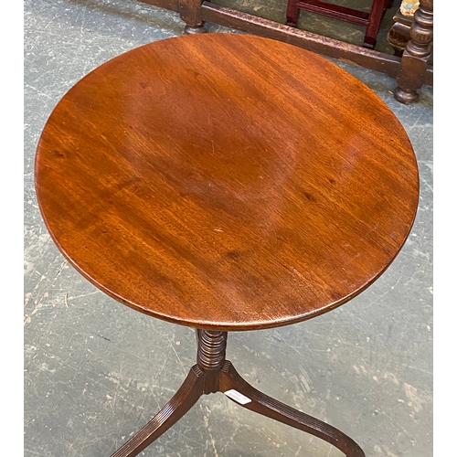 941 - An Edwardian mahogany tripod table with circular top (repaired) 40x71cm