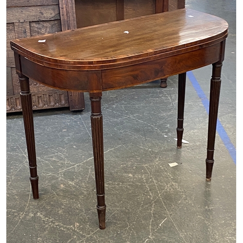 943 - A 19th century mahogany tea table on reeded tapering legs, 91cmW, 74cmH