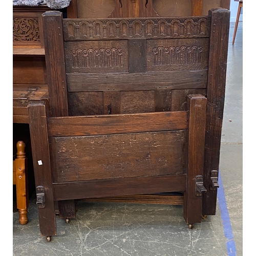 1039 - A 17th century style oak single bed, the carved panels 91cmW, the headboard 122cmH, the foot 74cmH
P... 