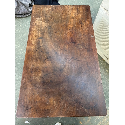 1051 - A 19th century mahogany side table with reeded legs, in the manner of Gillows, 87x50x76cmH