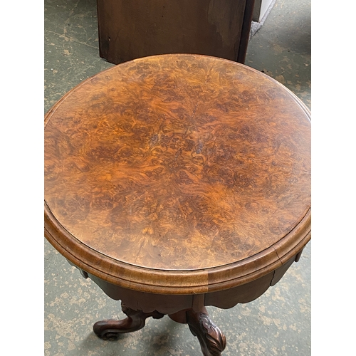 1077 - A Victorian circular walnut work table on carved cabriole tripod legs, 47x68cmH