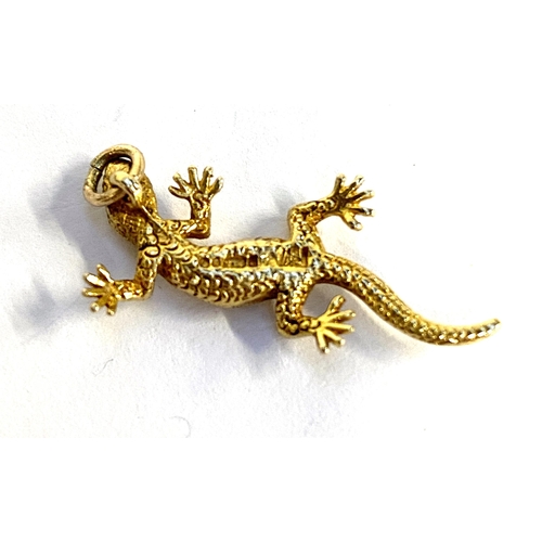 31 - A 9ct gold lizard pendant, 2.6cm long, hallmarked for London, 1968, 2.6g