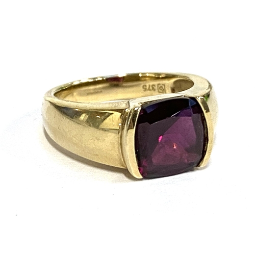 32 - A 9ct gold ring set with a red stone, size N, 5g