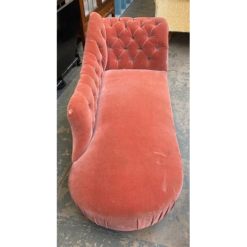 838 - A button upholstered pink velvet chaise longue, 175cmL