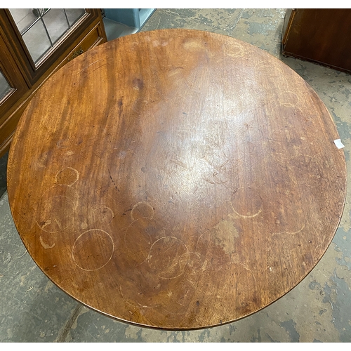 1143 - An 18th century mahogany tilt top table with birdcage action, on turned column and tripod cabriole l... 