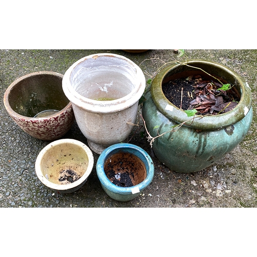 826 - A lot of five glazed planters, the largest 35x32cmH