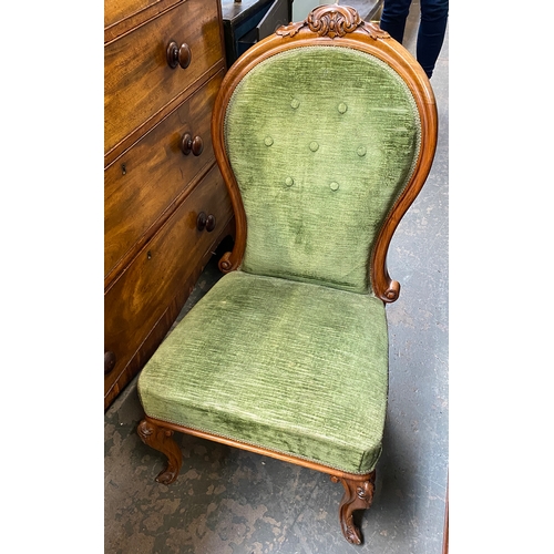 1110 - A Victorian style buttonback slipper chair, upholstered in green velvet