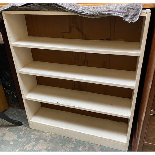 1123 - A white painted bookcase of four shelves, 92x22x107cm