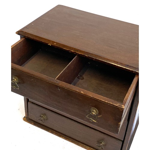 712 - A small specimen cabinet having four drawers, 37x24x36cm