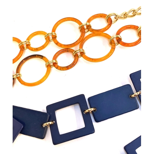 15 - A quantity of vintage belts to include gold tone and faux tortoiseshell plastic; bakelite style hoop... 