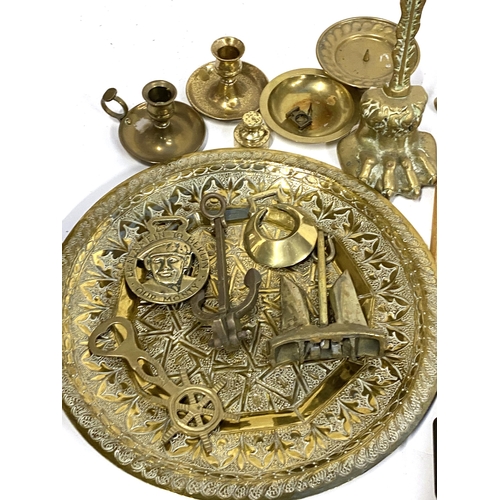 291 - A mixed lot of brass items to include various horse brass including 'Womens Land Army'; candle snuff... 