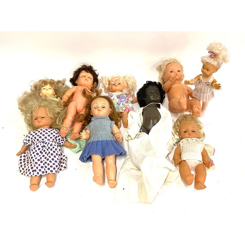 259A - A quantity of nine vintage dolls to include Spanish drink and wet doll; Famosa doll etc, the tallest... 