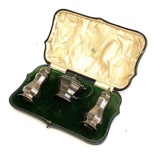 65 - A Mappin & Webb silver cruet set in case, the salt with green glass liner, hallmarked, gross weight ... 