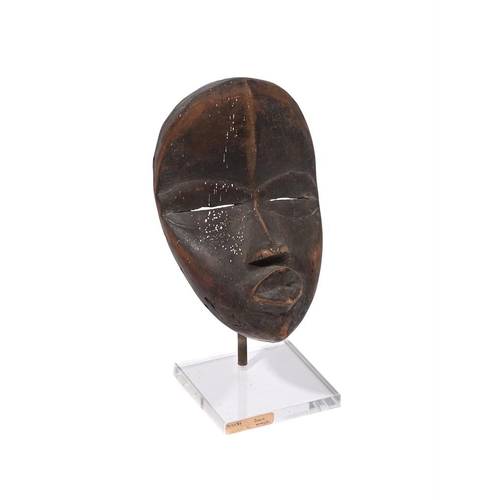 265 - A quantity of carved wooden masks, African and Australasian, 
some decorated with shells, the larges... 