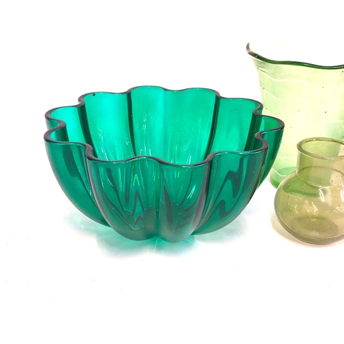 131 - A quantity of green glass, to include large fruit bowl of scalloped form, 31.5cmD, 20th century deca... 