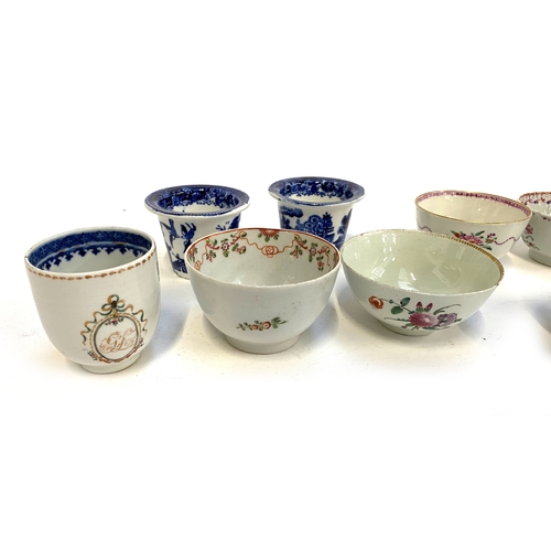 148 - A quantity of 18th and early 19th century porcelain teabowls (af), to include Worcester fisherman an... 