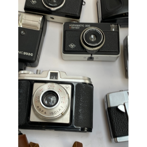 299 - A quantity of vintage cameras to include Agfa iso-rapid IF, Optim Compur, Rapid 500V, Silette Rapid ... 