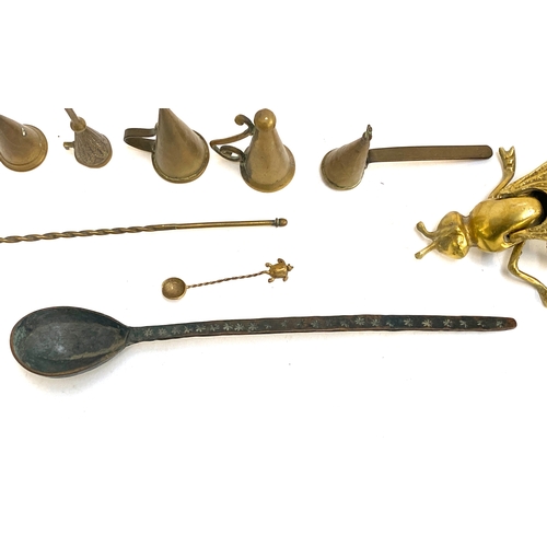 344 - A mixed lot of metal items, to include a quantity of brass candle snuffers, an antique omani spoon, ... 