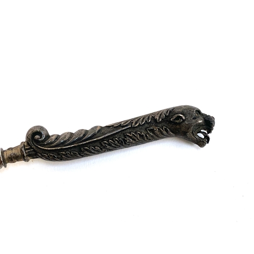 74 - A silver handled shoe horn, handle in the form of a lion with foliate detail, together with a miniat... 