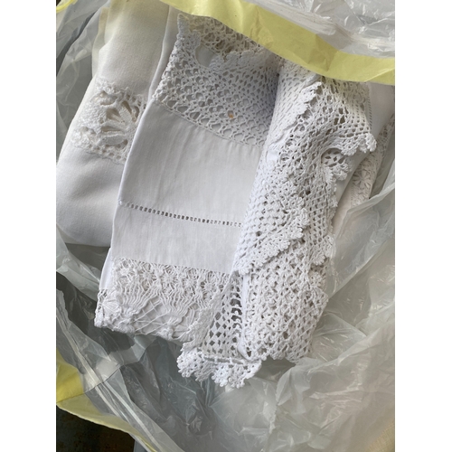 392 - A large quantity of table linens to include examples of crotchet lace, bobbin lace, broderie anglais... 