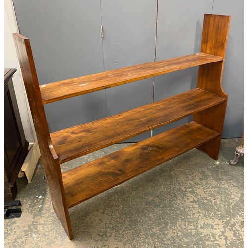 907 - A pine bookcase of three shelves, 123cmW