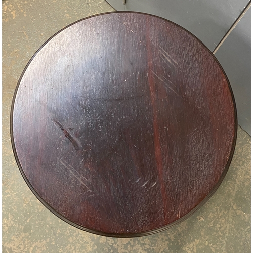 919 - A late Victorian circular rosewood lamp table, on turned legs and undershelf, 53x70cm