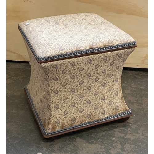 913 - An upholstered ottoman, 46x46x47cmH